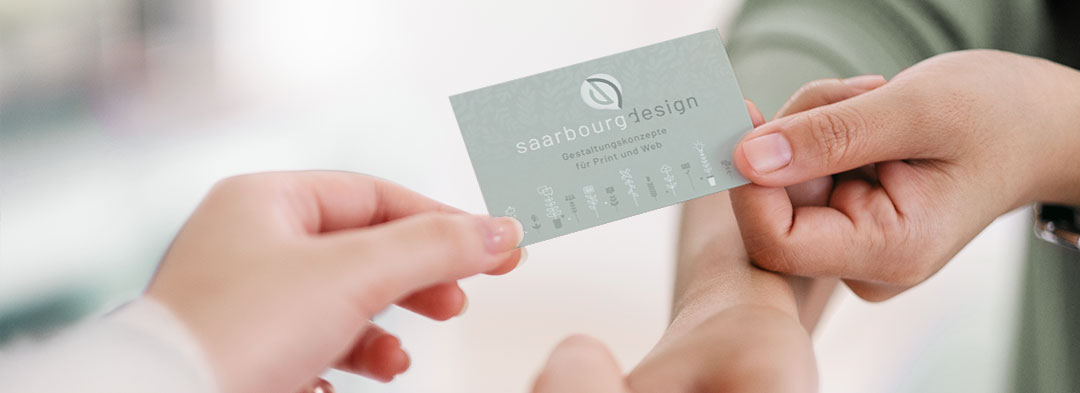 Saarbourg Design – Geschäftsausstattung Übergabe einer Visitenkarte als Teil der Geschäftsausstattung